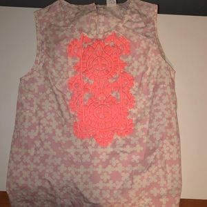 Sleeveless flower tunic with flower embroidery